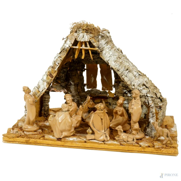 Presepe in maiolica e legno, XX secolo, cm 31x48x26, entro teca in plexiglass