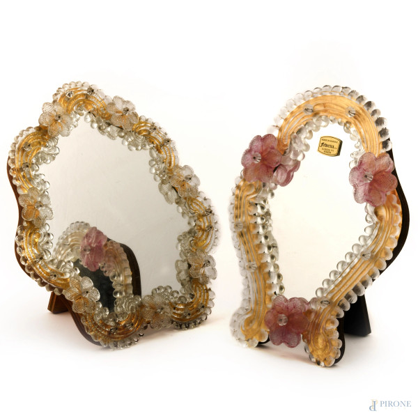 Lotto di due specchierine in vetro di Murano a profilo mosso con applicazioni in vetro di ispirazione floreale, XX secolo, misura massima cm 25,5x25,5