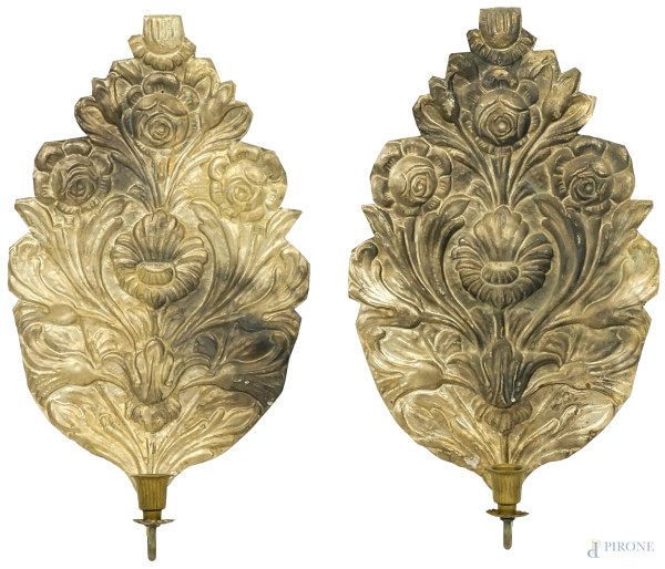Coppia di appliques ad una luce a foggia di palme, XIX secolo, in lamina di metallo dorato sbalzata e cesellata a motivi floreali, ingombro cm 44x25, (difetti).