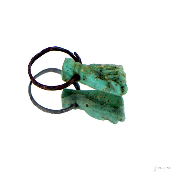 Manufica, antico amuleto in pietra azzurra, cm 2x2, (segni del tempo).