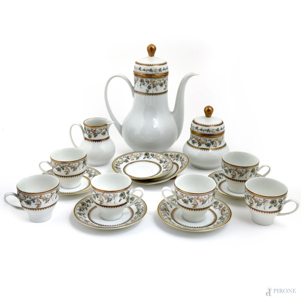 Servizio da caffè in porcellana Ginori composto da una caffettiera, una lattiera, una zuccheriera, sei tazzine con piattini nei toni del bianco e oro e motivi floreali, XX secolo, altezza massima cm 24,5