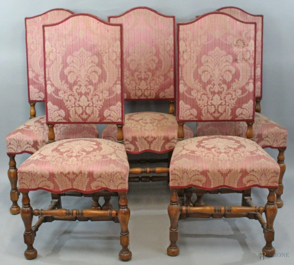 Lotto di cinque sedie in noce, rivestite in stoffa fiorata color bodeaux, XIX secolo