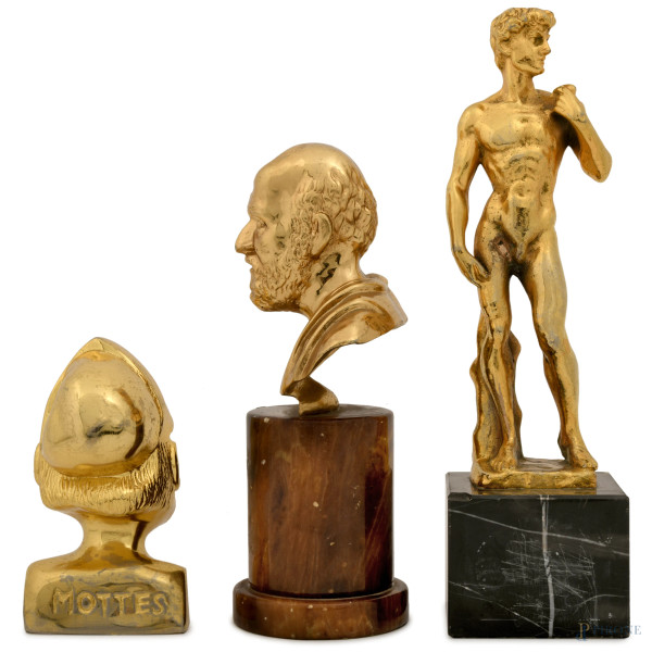 Lotto composto da tre sculture in metallo dorato, XX secolo, altezza massima cm 25