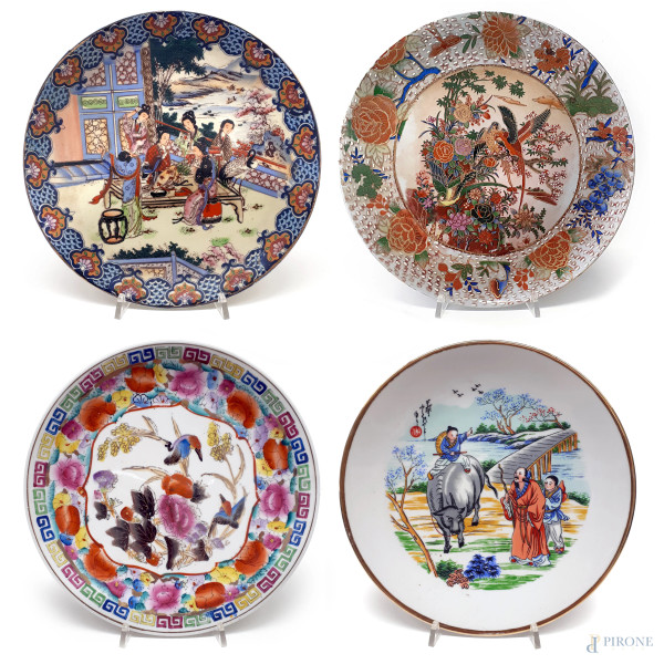 Lotto composto da quattro piatti in porcellana di tarda Dinastia Repubblica Popolare Cinese (XX sec.), finemente dipinti a mano, Cina Popolare e un piatto in porcellana giapponese della provincia di Satsuma dei primi del Novecento, periodo Meiji Jidai/Showa, ciascuno diametro cm 26