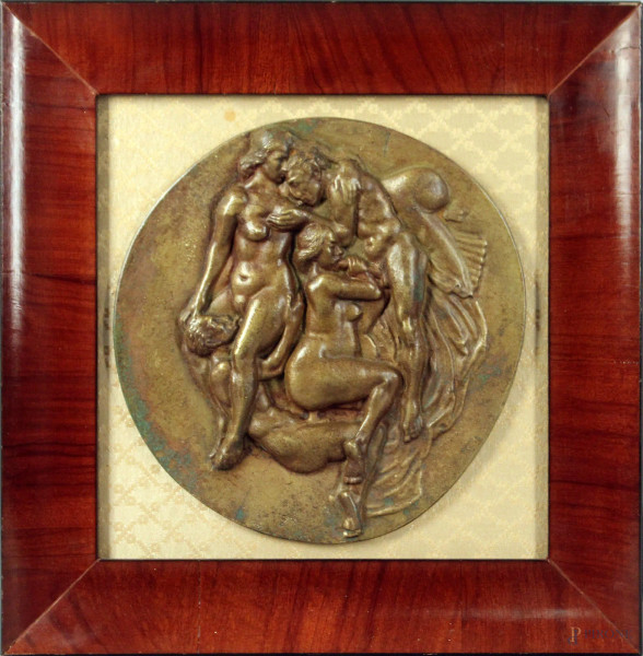 Scena erotica, placca in bronzo ad alto rilievo, diametro 22 cm, entro cornice.