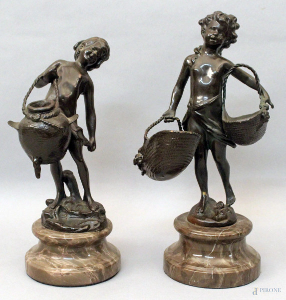 Lotto di due sculture in metallo brunito raffigurnati acquaiolo e fanciullo con ceste, basi in marmo, h massima cm 29.