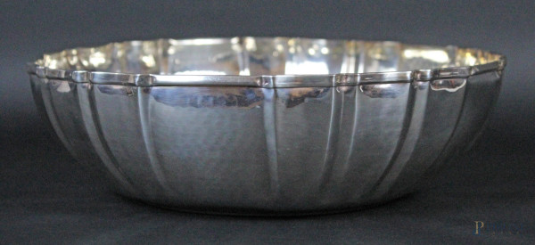Centrotavola in argento di linea tonda con bordo centinato, cm. 7,5x26, gr. 500