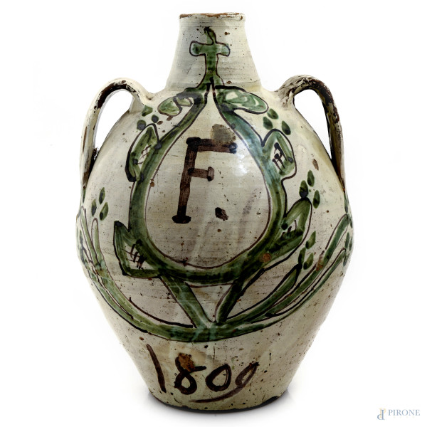 Otre biansato in maiolica dipinta e smaltata nei toni del bianco e del verde, XX secolo, altezza cm 45, (segni di usura, difetti, cadute di smalto, scalfiture)