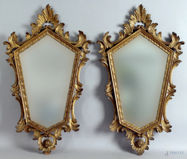 Coppia di specchierine in legno intagliato e dorato, altezza 71 cm, primi &#39;900, (difetti).