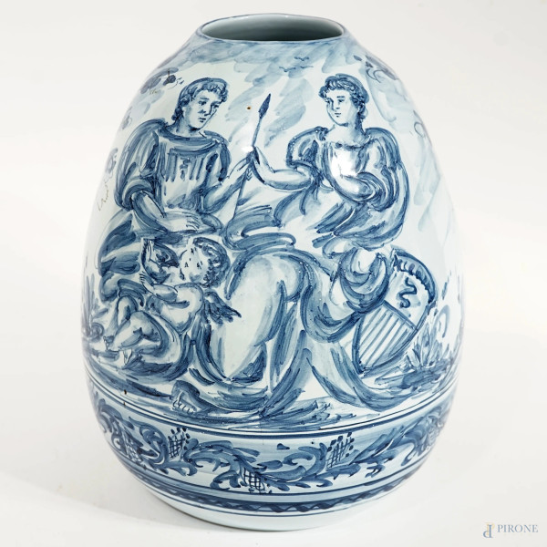 Vaso in maiolica Savona, Albisola, Bottega Emmebi,  firmato Bartolotti, seconda metà del XX secolo, a smalto bianco e blu con decoro al fronte raffigurante Tancredi e Clorinda, al retro un paesaggio, cm h 31