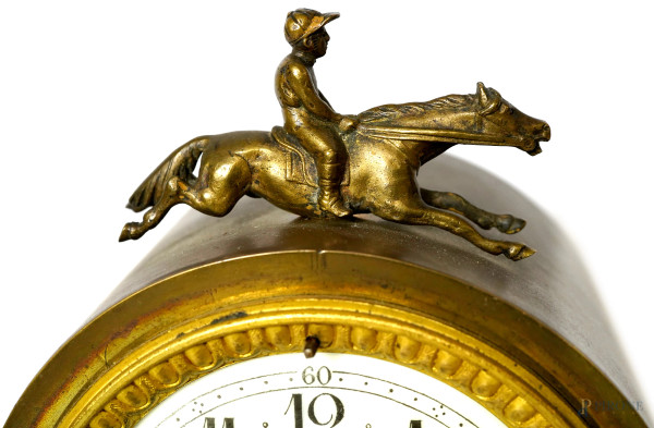 Orologio da tavolo a pendolo con movimento meccanico a carica manuale in ottone dorato, vetro e s...