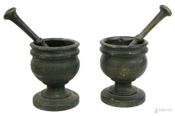 Coppia di mortai con pestelli in bronzo, cm h 14,5x11,5, (lievi difetti).