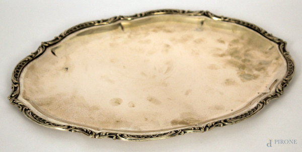 Vassoio di linea ovale centinato in argento con bordo lavorato, gr. 620, cm 36x26.