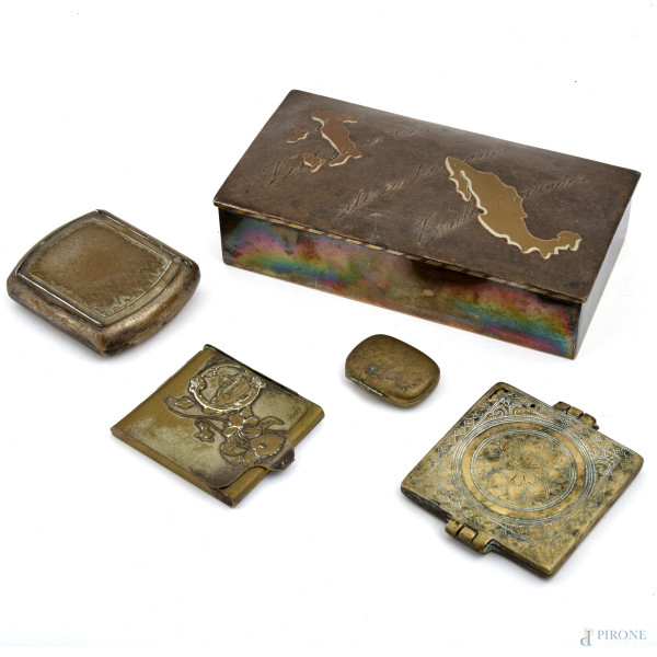 Lotto di cinque scatole in metallo argentato, misura massima cm 21x11x5, (segni di usura del tempo)