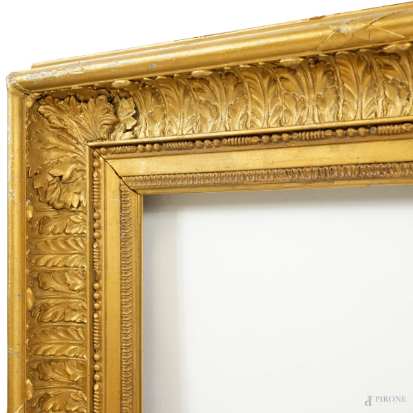 Cornice in legno e pastiglia del XIX secolo, decori a palmette, ingombro cm 108x94, battuta cm 78...