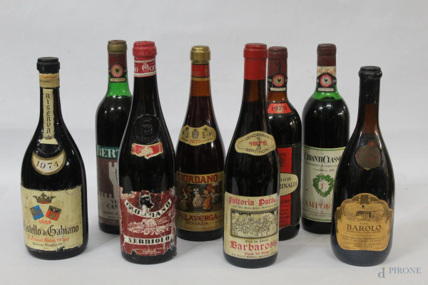 Lotto composto da otto bottiglie di vino diverse.