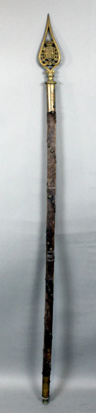 Lancia in bronzo e velluto, puntale con raffigurato stemma araldico,  lunghezza cm. 150