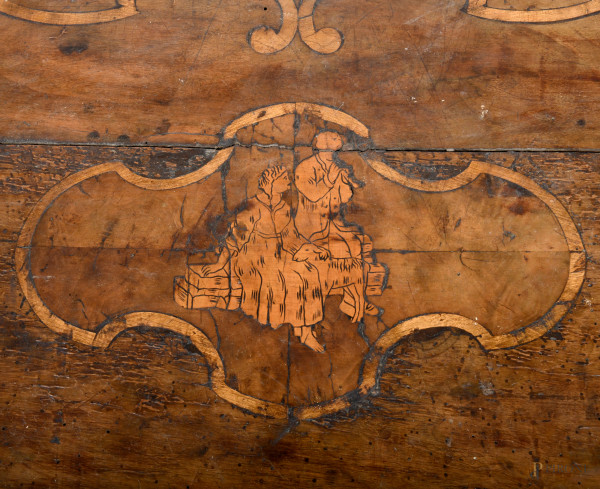 Coppia di cassettoni in noce con intarsi in bosso. Fronte a doppio cassetto e fronte del piano mo...