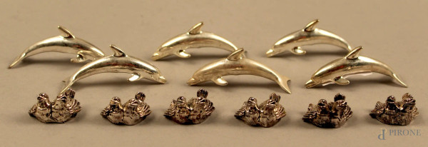 Lotto composto da dodici segnaposti in metallo a forma di delfini e colombe.