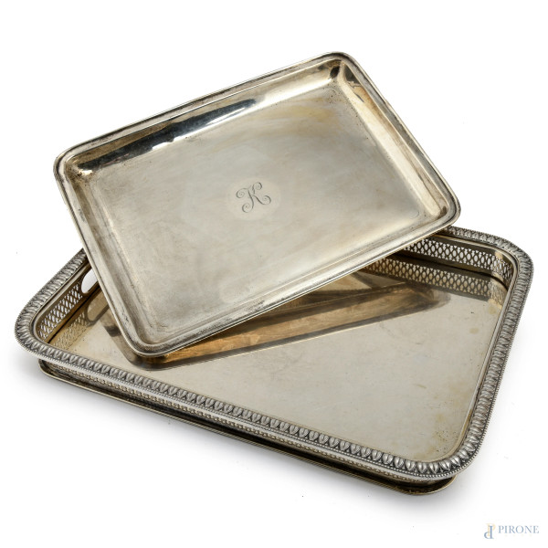 Lotto composto da due vassoi in argento, XX secolo, misure massime cm 26,5x36,5, peso complessivo gr 1545