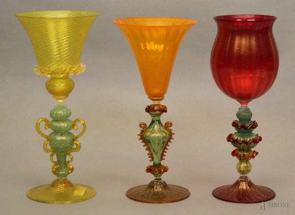 Lotto composto da tre bicchieri da collezione in vetro di Murano, colori diversi, particolari dorati, H 24 cm, (un&#39;incollatura).