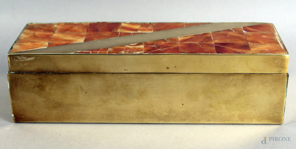Cofanetto in ottone, coperchio con applicazioni in marmo, altezza 5,5x20x7 cm.