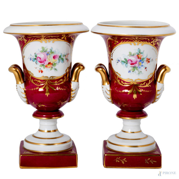 Coppia di vasi a cratere in porcellana dipinta nei toni del viola-oro e decorata a motivi vegetali, XX secolo, altezza cm 22,5, (lievi segni di usura del tempo e lievi perdite di doratura)