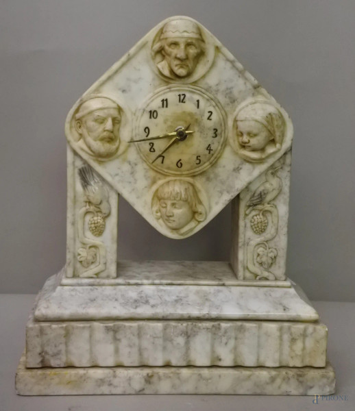 Cassa per orologio dell'800 in marmo con figure a rilievo, h.41x35x12 cm.