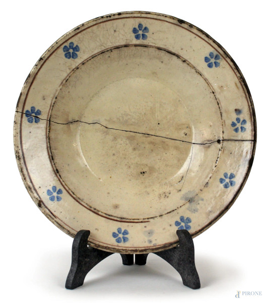 Antico piatto in ceramica Grottaglie, a smalto crema con decori in blu, diam. cm 22, (difetti e restauri)