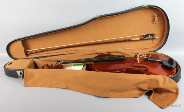 Vecchio violino in legno con custodia.