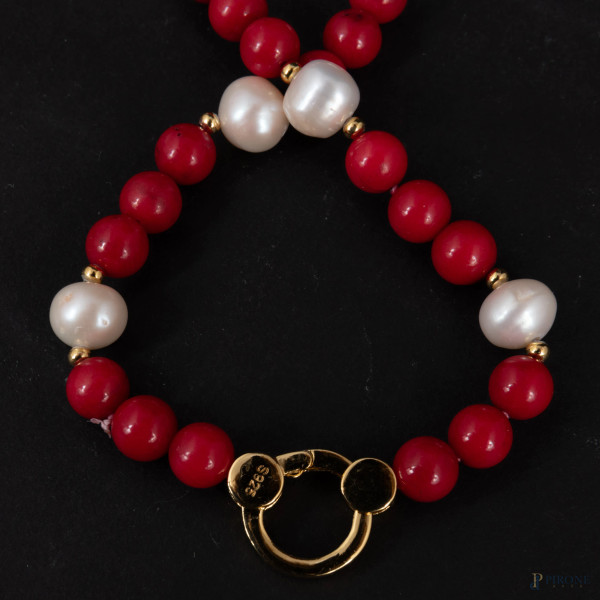 Parure con perle, argento e corallo, lunghezza collana cm 56; lunghezza bracciale cm 21,5