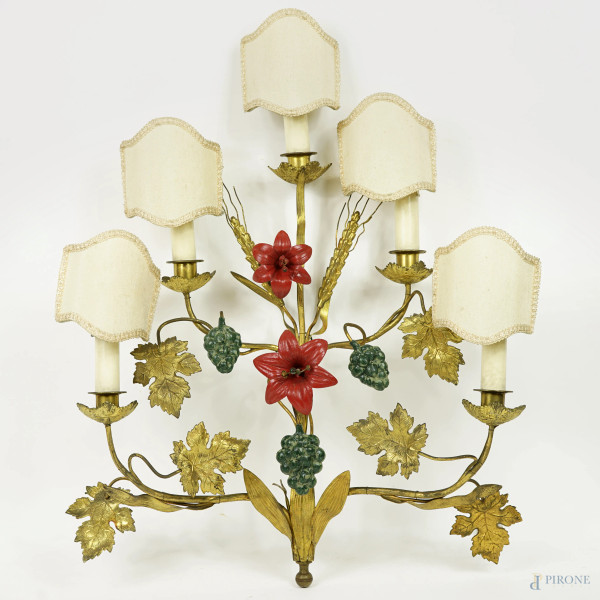 Applique a 5 luci in metallo dorato, decori vegetali e floreali, XX secolo, h cm 60