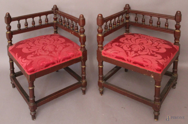 Coppia di sedioline ad angolo in legno laccato rivestite in stoffa fiorata, primi &#39;900.