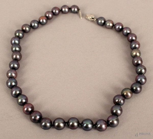 Collana in perle grigie, chiusura in metallo argentato, lunghezza 44 cm.