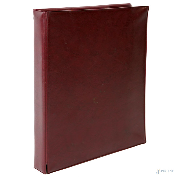 Lotto composto da un album di 94 cartoline postali delle Forze armate e di Mussolini