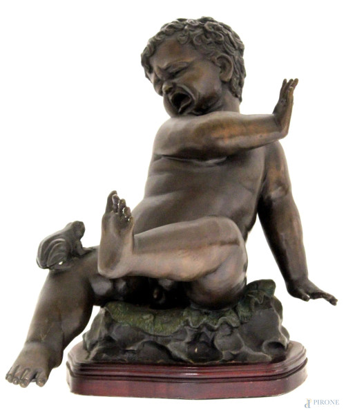 Bambino con rana, scultura in bronzo poggiante su base in legno, H. 40 cm., XX sec.,