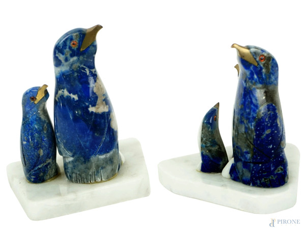 Due piccole sculture con pinguini in vetro e lapislazzulo, cm h 8,5, XX secolo, (lievi difetti).
