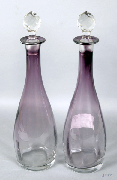 Coppia di bottiglie in cristallo color viola, altezza 30 cm.