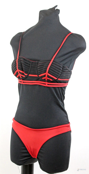 La Perla, un costume da donna a due pezzi rosso e nero (taglia EU 40) ed una gonna-copricostume rossa con bottoni laterali, taglia EU 46, (segni di utilizzo).