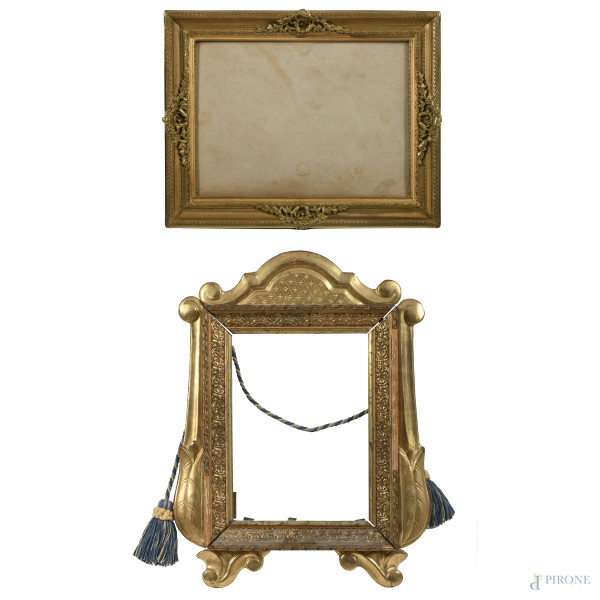 Coppia di cornici in legno e metallo dorato, XX secolo, misure massime ingombro cm 36x28; luce cm 20x14,5, (segni di usura, rotture, difetti)