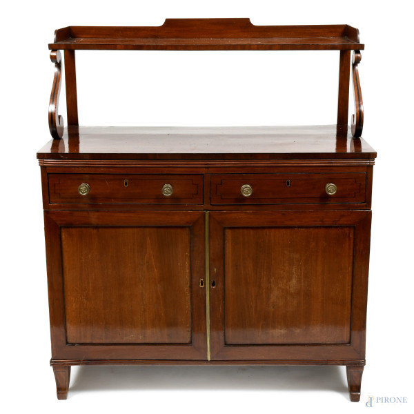 Credenza in legno impiallacciato in piuma di mogano a doppia anta e doppio cassetto sormontata da mensola raccordata da elemento a ricciolo, XX secolo, cm 123x106,5x54, (segni di usura, scalfiture, sollevamenti di impiallacciatura, difetti)