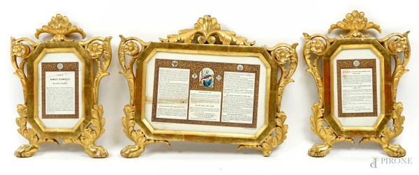 Lotto di tre cartagloria in legno intagliato e dorato, cm 37x43, XIX secolo, (difetti).