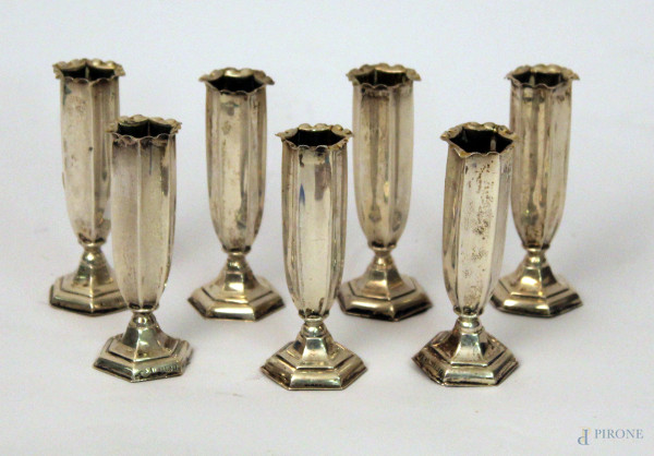 Lotto composto da sette piccoli segnaposti a forma di vaso, XIX sec., h. cm 8.