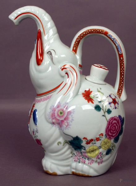 Teiera in porcellana dipinta a forma di elefante, H 21,5 cm.