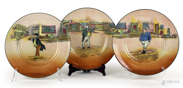 Tre piatti in porcellana con decori policromi raffiguranti personaggi, diam. cm 26,5, Royal Doulton Dickens Ware, XX secolo,