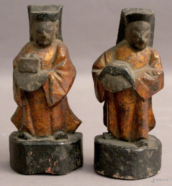 Figure, coppia di sculture in legno laccato e dipinto, Arte orientale, XIX sec., H 15 cm.
