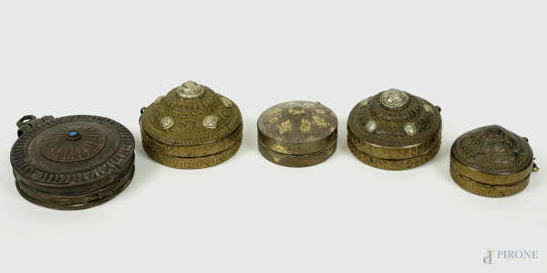 Lotto composto da cinque amuleti tibetani, in metallo inciso e sbalzato, misure max cm 12,5x8,5x2,5