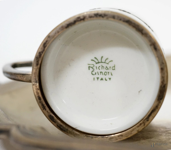 Tête-à-tête in porcellana Ginori e argento, XX secolo, composto da due tazzine, due piattini, una...