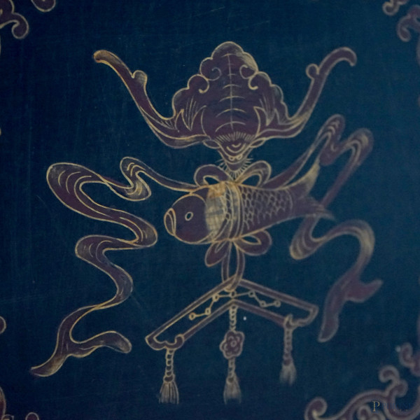 Piccola credenza di forma parallelepipeda in legno laccato nero e dipinto a dorature in rosso fer...