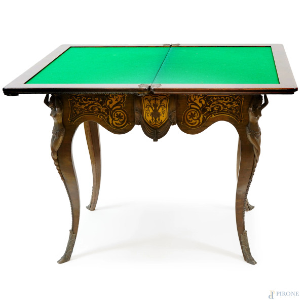 Tavolo da gioco in legno con intarsi Boulle ad arabeschi sui lati e sul piano rettangolare dal pe...